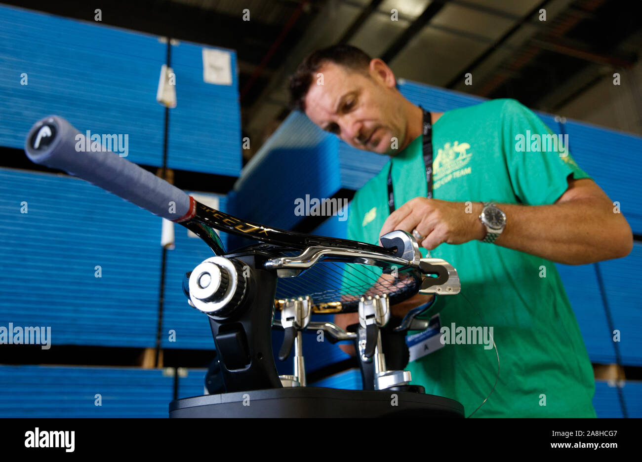 A stringer funziona su Ash Barty Il racquet prima della finalissima di kick off. Fed Cup Final 2019 Australia vs Francia al RAC Arena, Perth, Australia Sabato Foto Stock