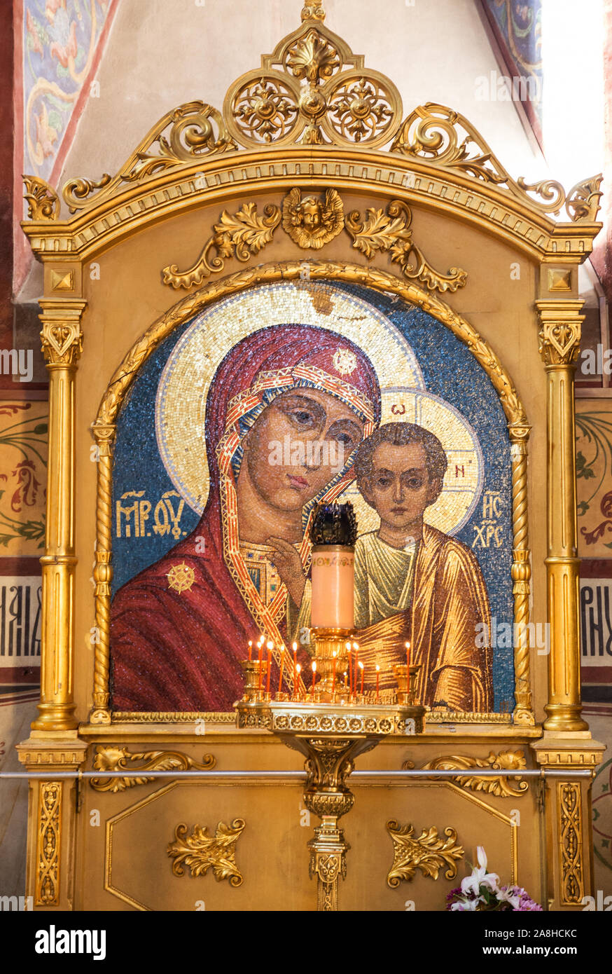 SERGIEV POSAD, Moscow Region, Russia - 10 Maggio 2018: Lavra della Trinità di San Sergio, interno della Cattedrale dell'Assunzione. Icona del mosaico della Madonna di Ka Foto Stock