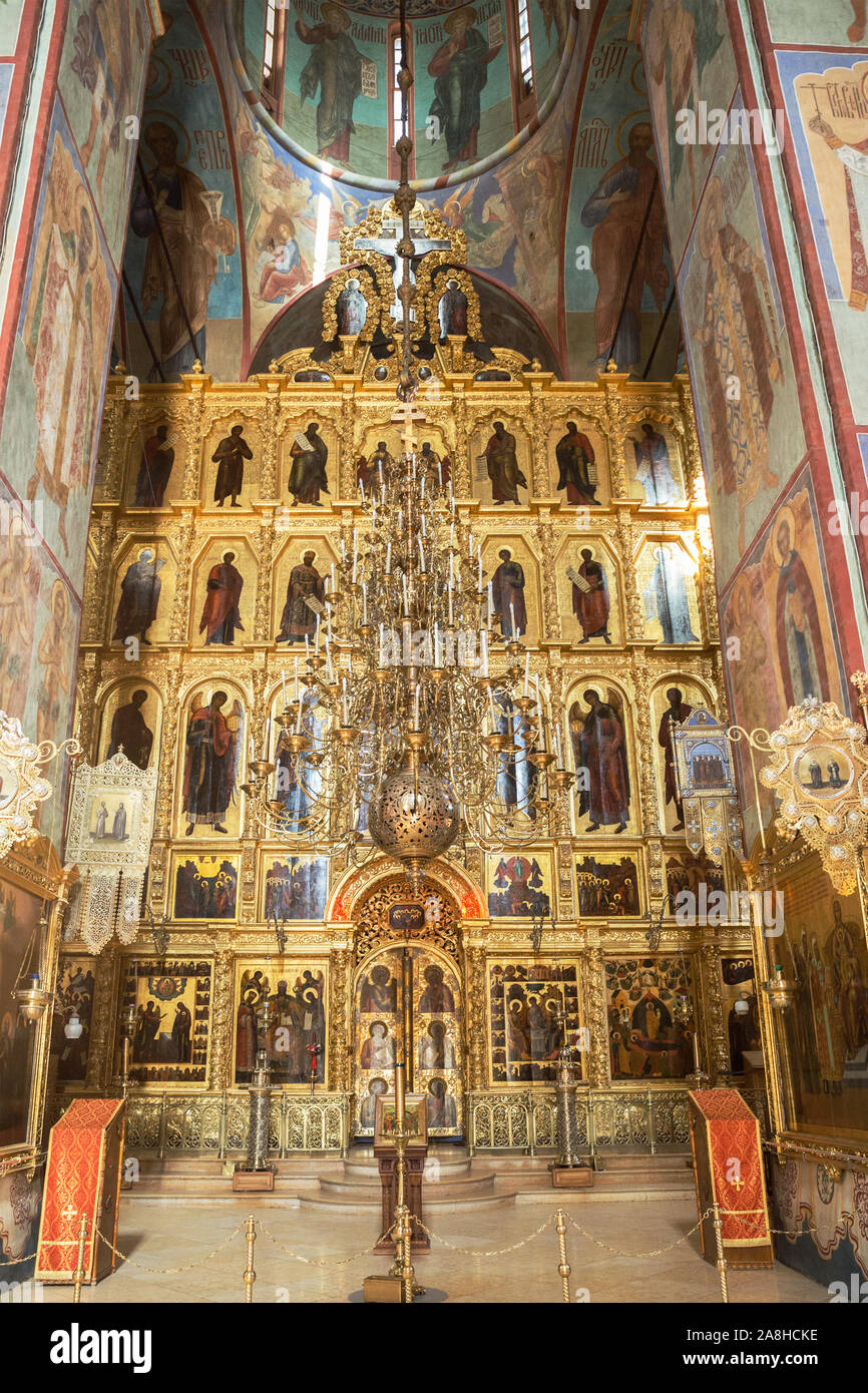 SERGIEV POSAD, Moscow Region, Russia - 10 Maggio 2018: Lavra della Trinità di San Sergio, interno della Cattedrale dell'Assunzione. Cinque-tier iconostasi con un Foto Stock