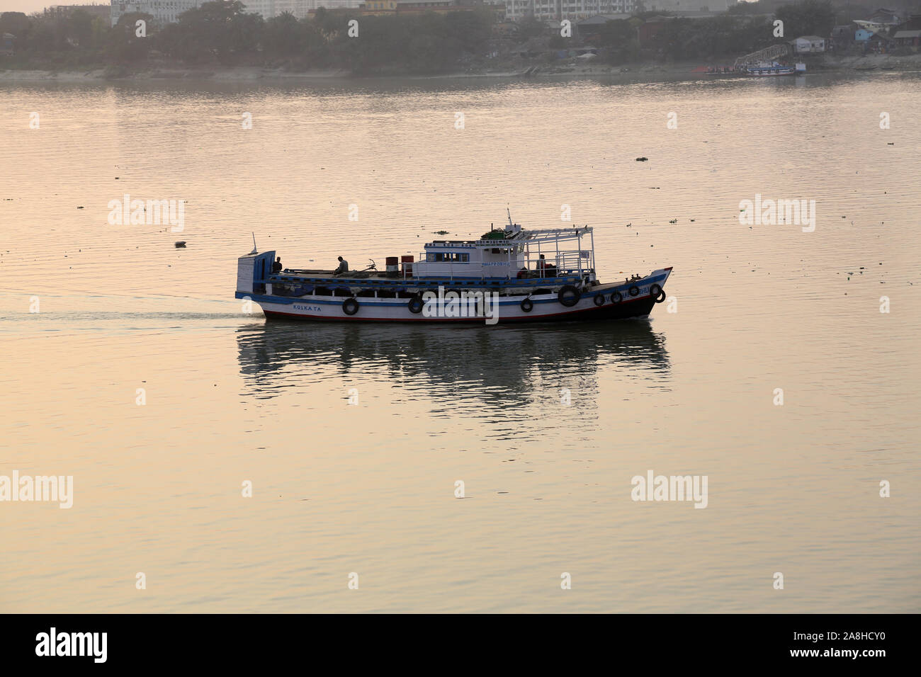 Old Ferry Boat attraversa il Fiume Hooghly nelle vicinanze del Ponte di quella di Howrah in Kolkata Foto Stock