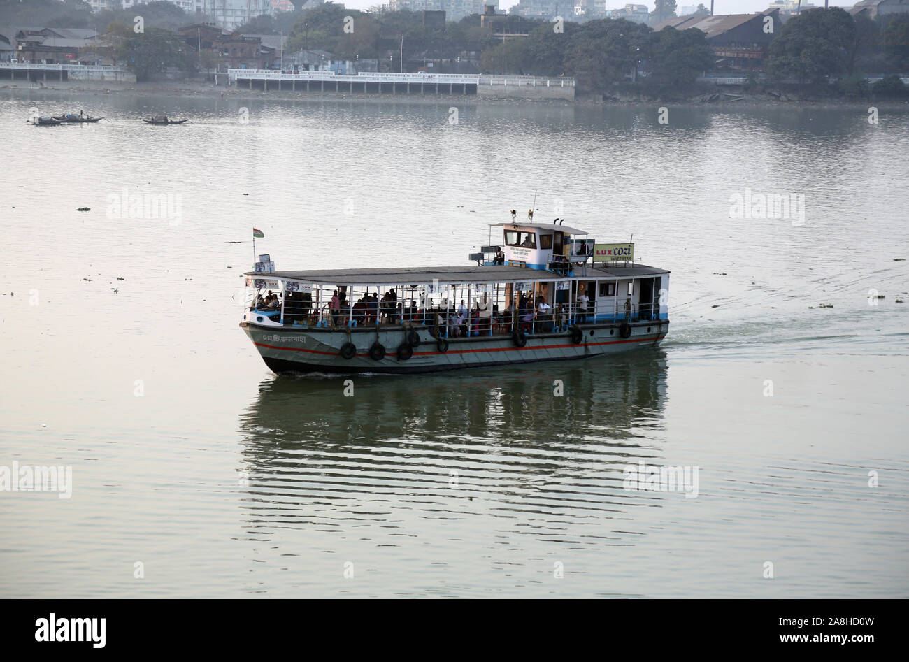 Old Ferry Boat attraversa il Fiume Hooghly nelle vicinanze del Ponte di quella di Howrah in Kolkata Foto Stock