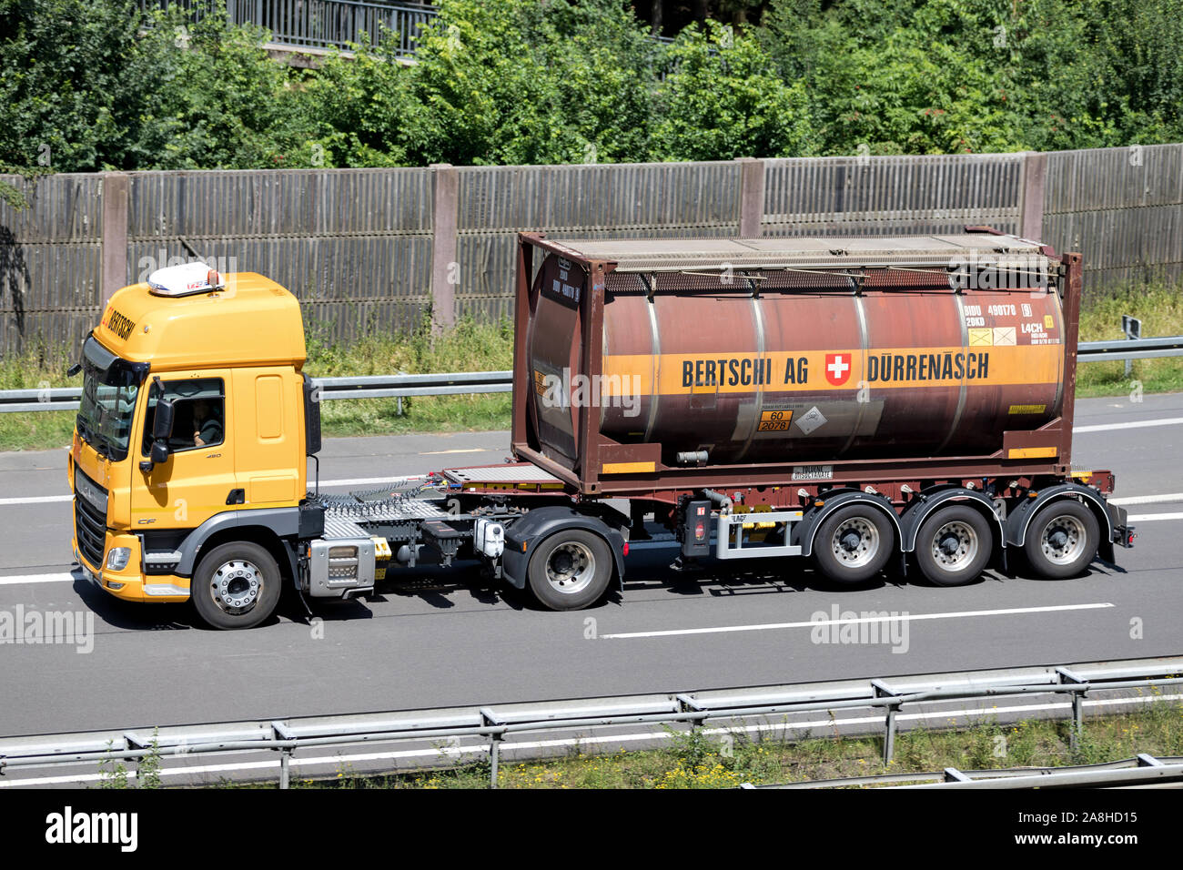 Bertschi carrello su autostrada. Bertschi AG è una Svizzera impresa di trasporto che fornisce la logistica ed il trasporto per l'industria chimica. Foto Stock