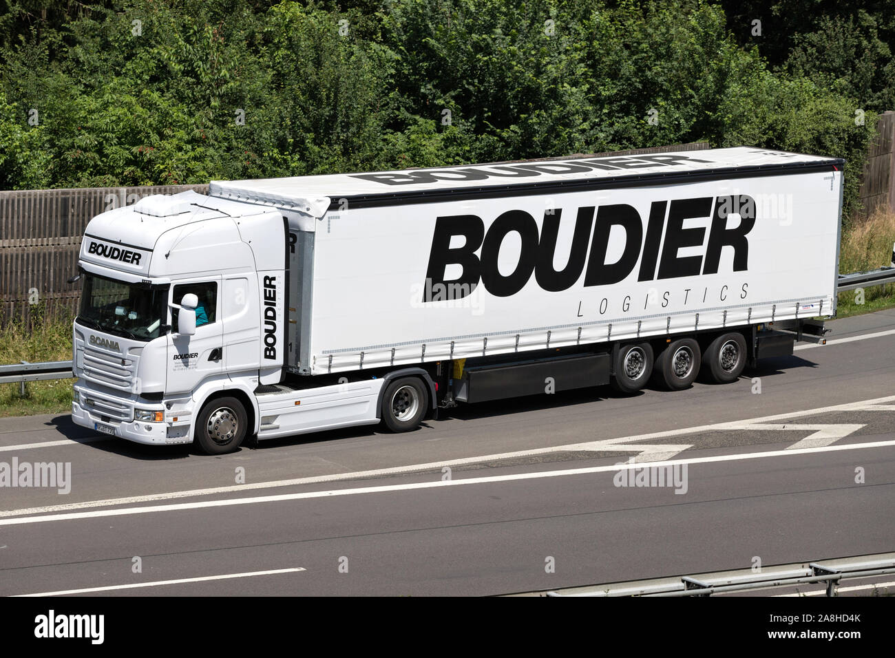 Boudier Logistica Scania camion con rimorchio curtainside su autostrada. Foto Stock
