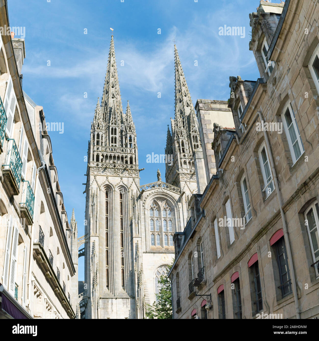 Quimper, Finisterre / Francia - 23 Agosto, 2019: vista della storica cattedrale di Saint Corentin a Quimper Foto Stock