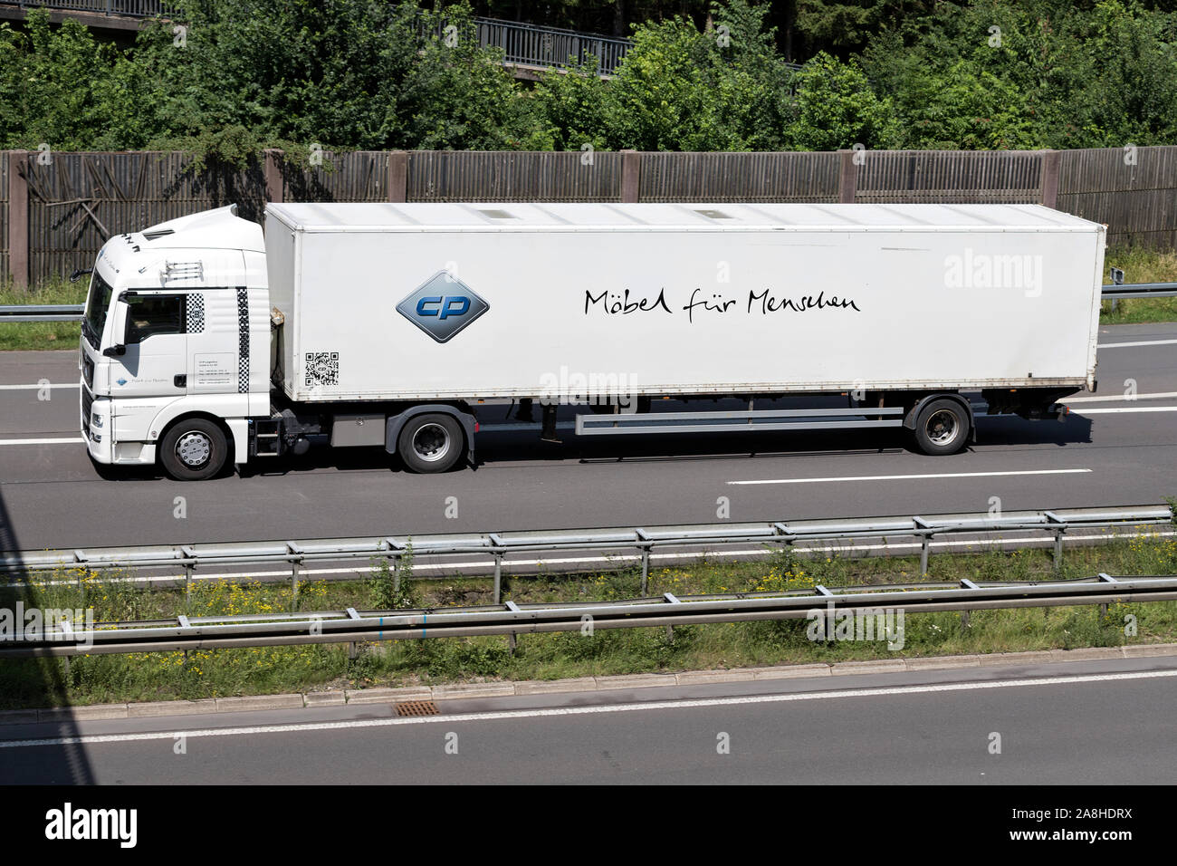 CP camion Man con rimorchio della scatola su autostrada. Foto Stock