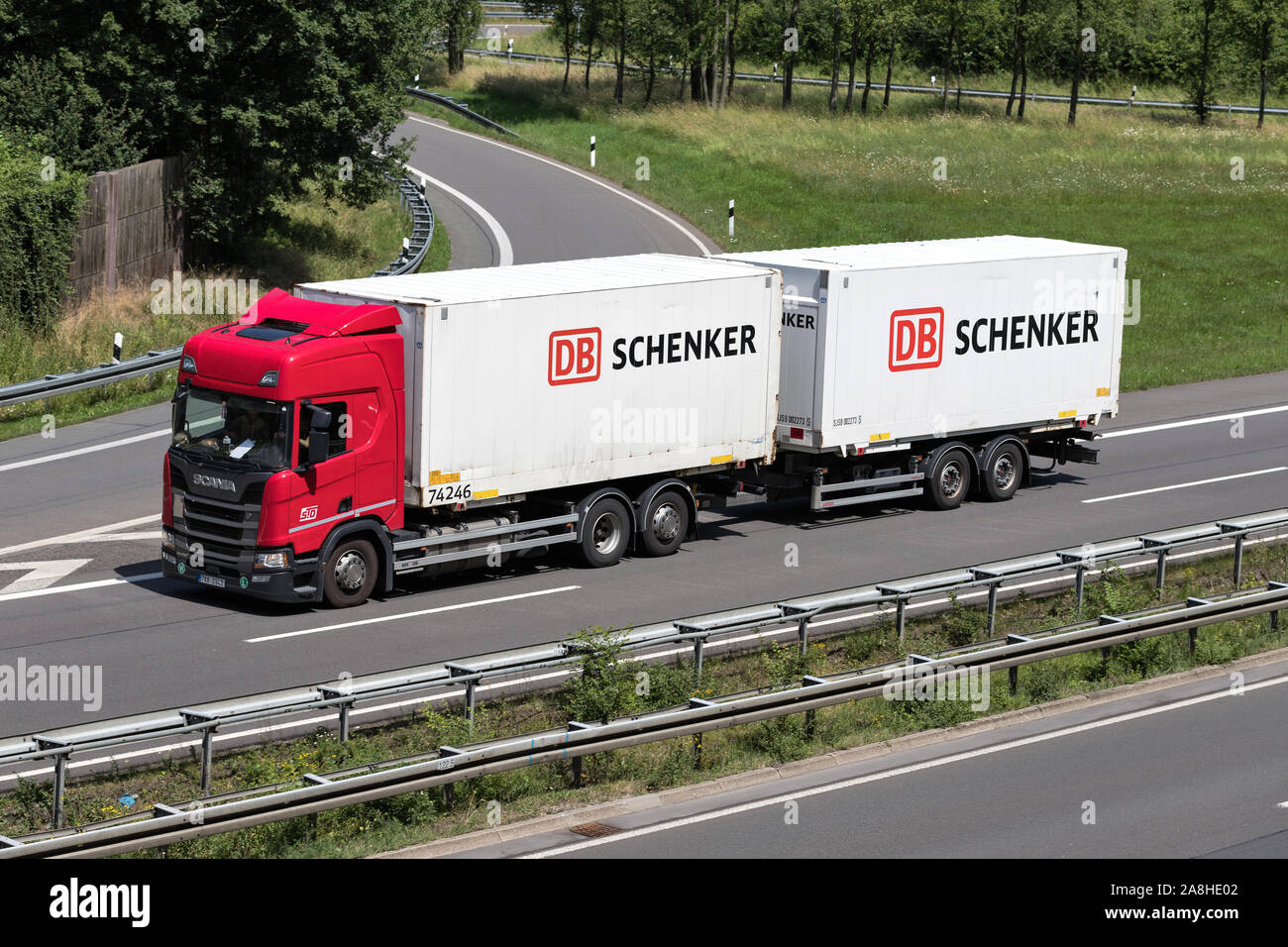 STD Scania combinazione carrello con DB Schenker sovrastrutture amovibili in autostrada. Foto Stock