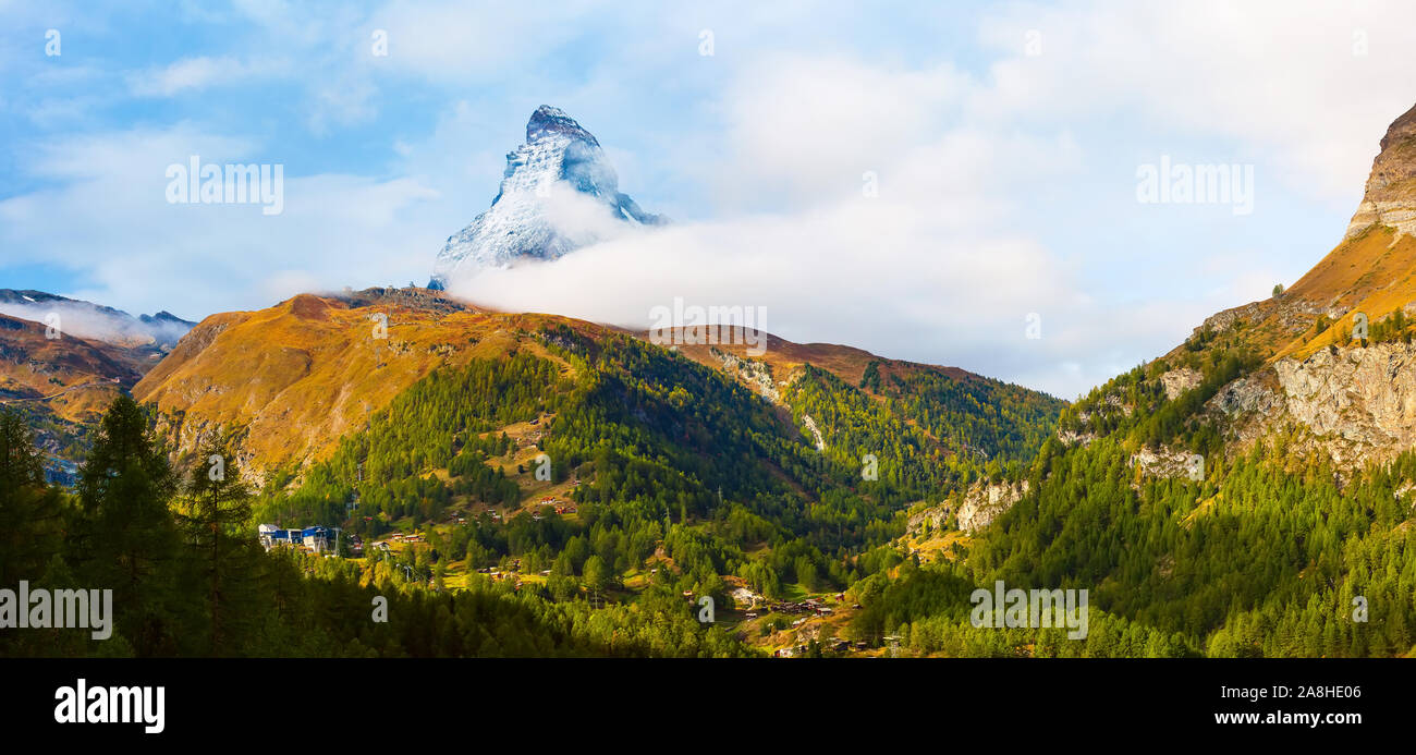 Cervino Snow picco di montagna e il panorama alpino con villaggio e impianti di risalita, Svizzera, Alpi Svizzere Foto Stock
