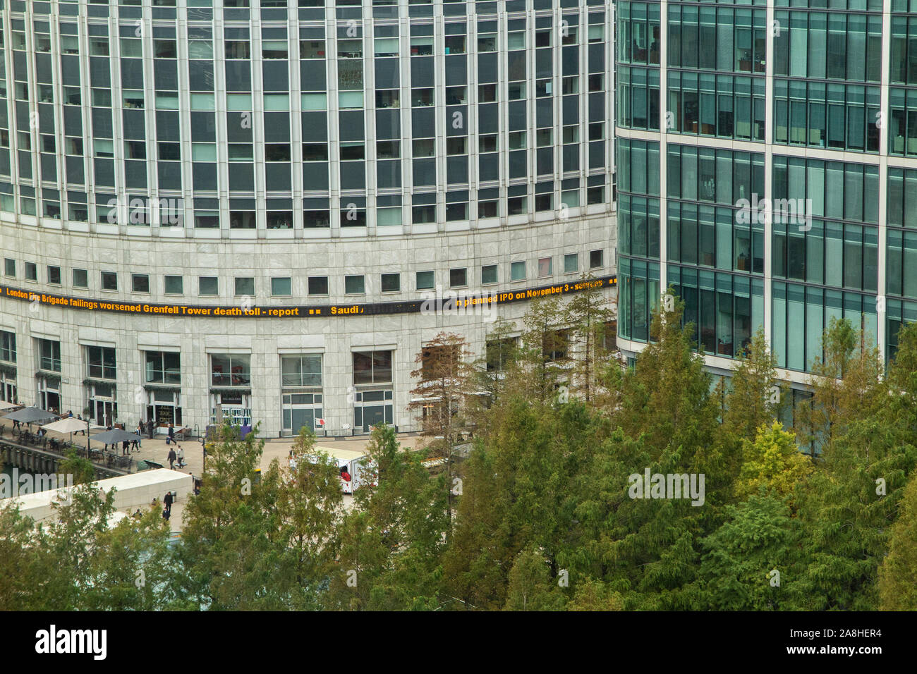 Grenfell Tower news su Thomson Reuters edificio in Canary Wharf Foto Stock