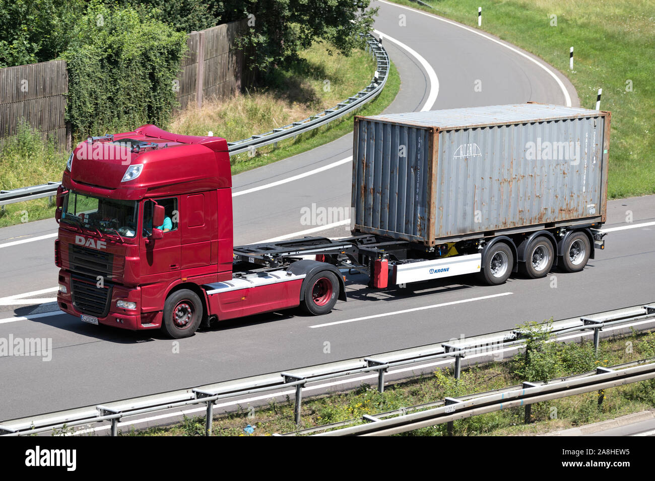 DAF XF carrello con contenitore Gateway in autostrada. Foto Stock