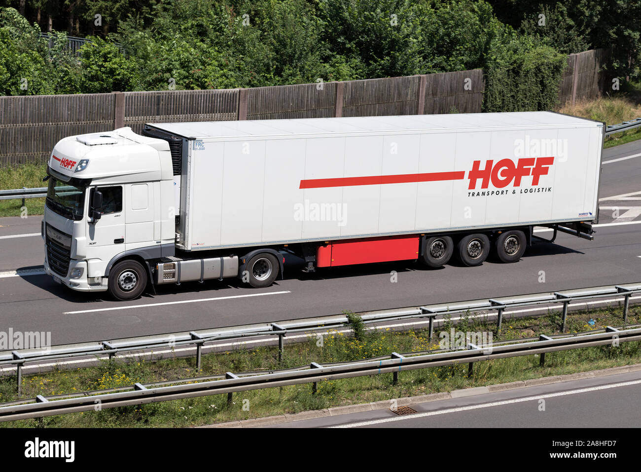 Hoff DAF XF camion a temperatura controllata il rimorchio in autostrada. Foto Stock