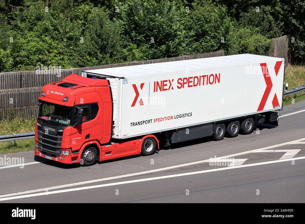 Inex Scania camion a temperatura controllata il rimorchio in autostrada. Foto Stock