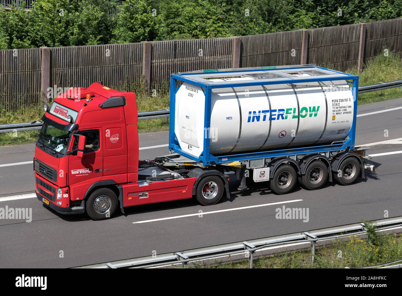 Siem Stout Volvo FH carrello con il reinstradamento di contenitore cisterna in autostrada. Foto Stock