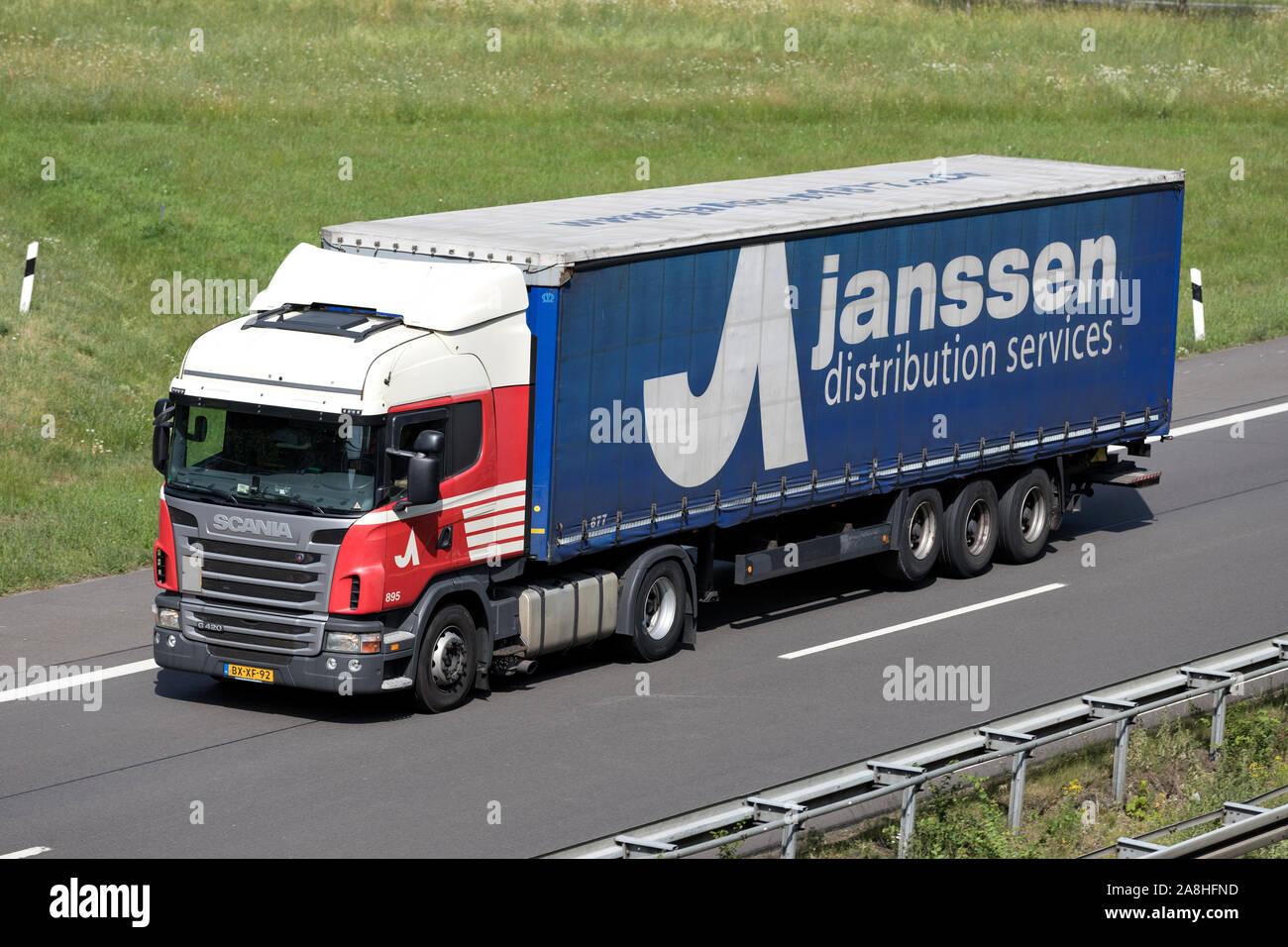 Janssen Scania camion con rimorchio curtainside su autostrada. Foto Stock