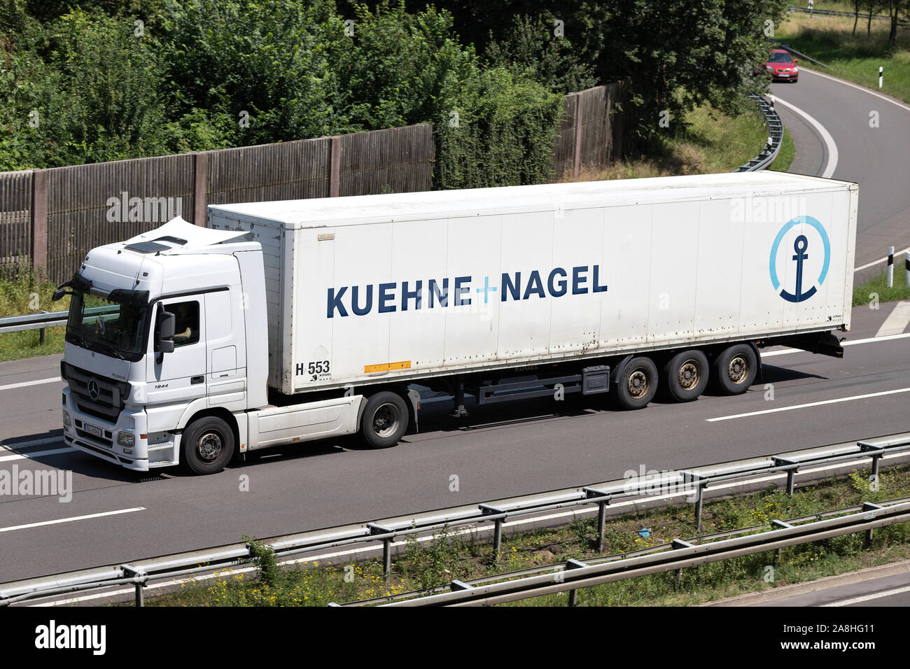 Mercedes-Benz Actros carrello con Kuehne + Nagel box rimorchio in autostrada. Foto Stock