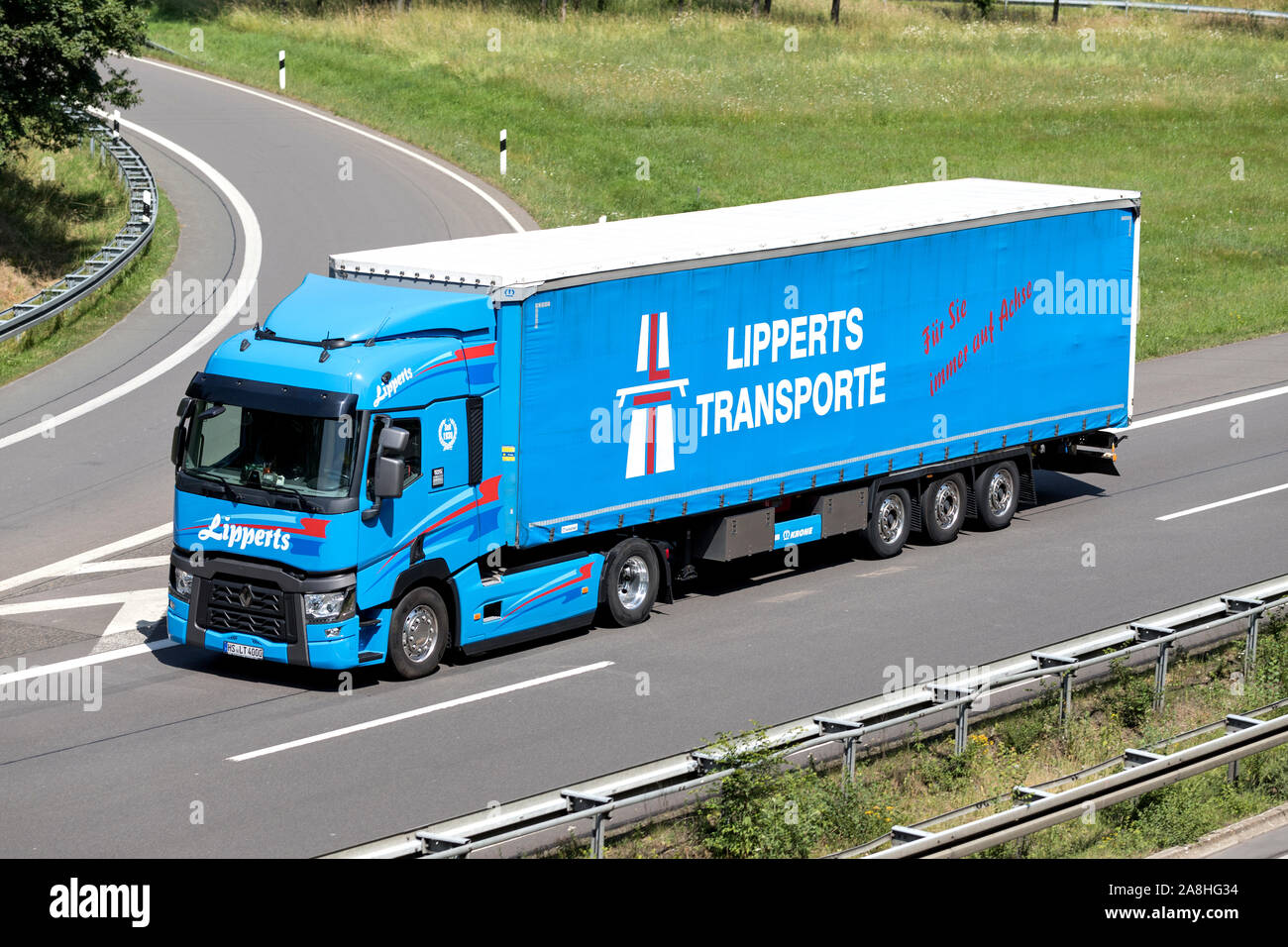 Lipperts Renault camion con rimorchio curtainside su autostrada. Foto Stock