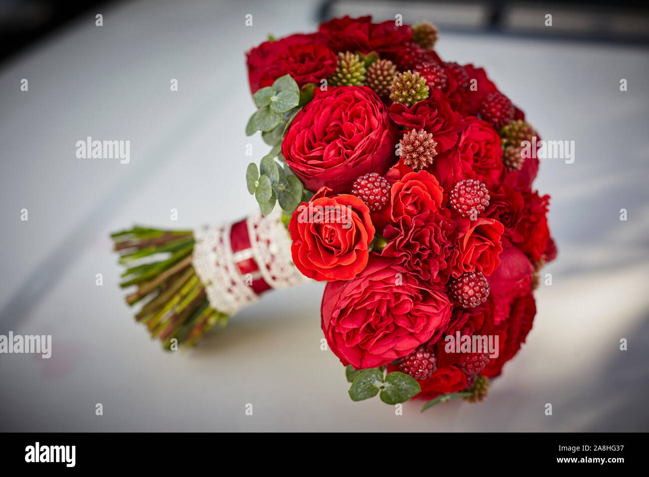 Red wedding bouquet di rose e bacche. Foto Stock