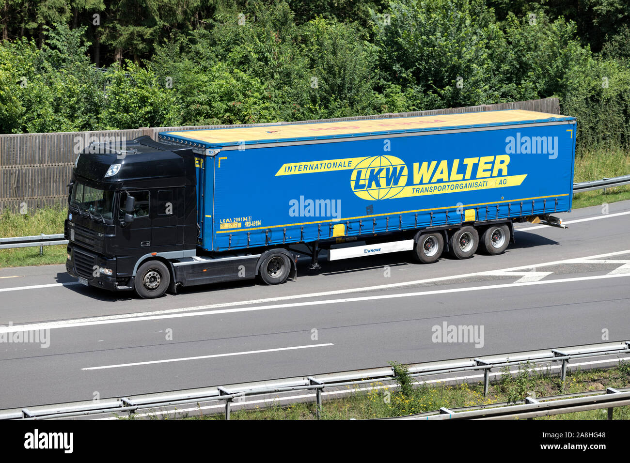 DAF XF carrello con LKW Walter curtainside rimorchio in autostrada. Foto Stock