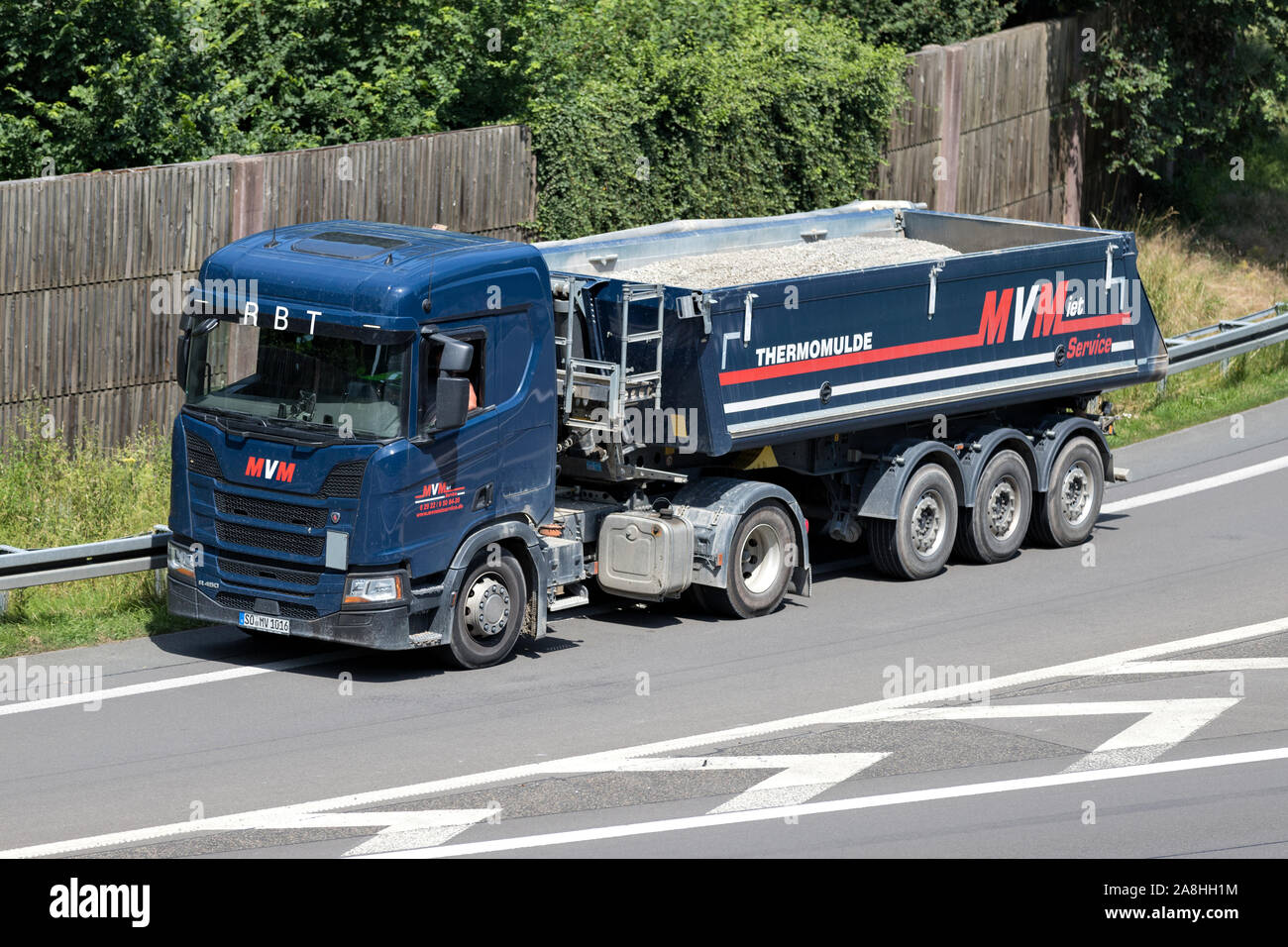 MV Mietservice Scania camion con rimorchio in autostrada. Foto Stock