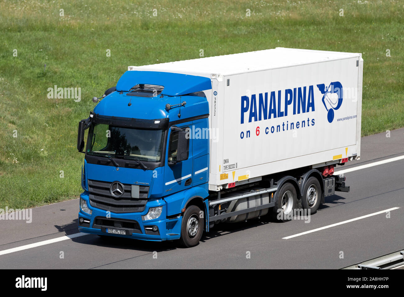 Mercedes-Benz Actros carrello con Panalpina swop corpo su autostrada. Foto Stock