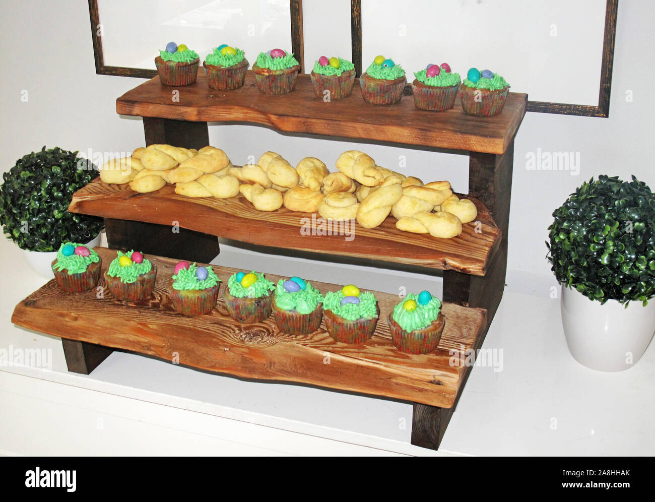 Tre tier ripiano con muffin e focacce Foto Stock