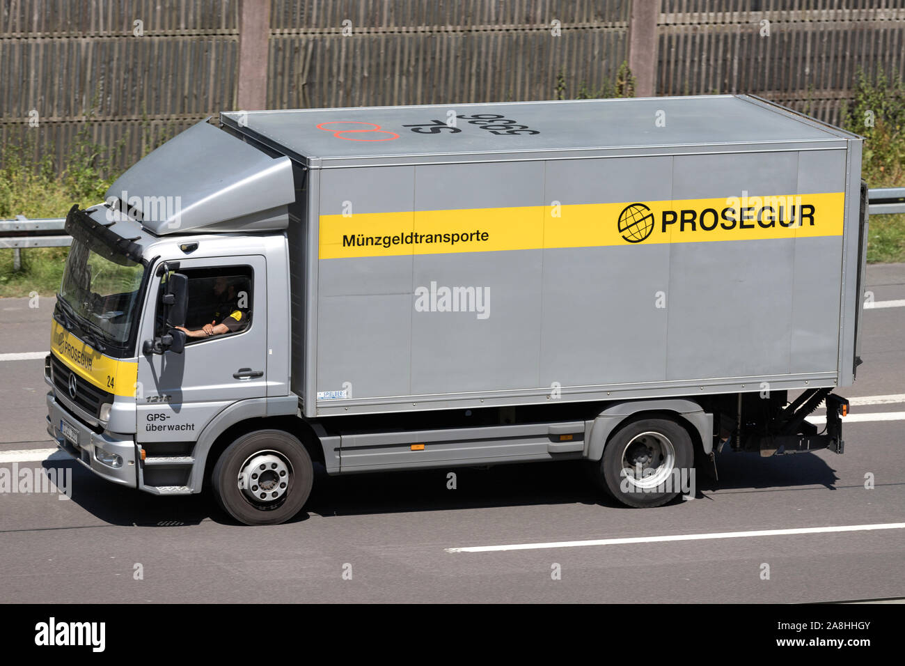 Prosegur Mercedes-Benz Atego monetazione transporter in autostrada. Foto Stock