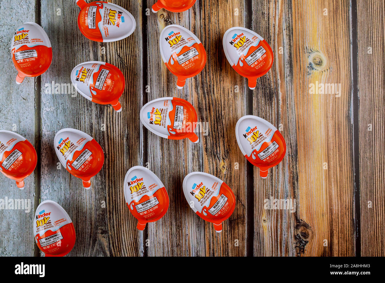 New York NY NOV 08 2019:Kinder sorpresa le uova sulla vecchia sullo sfondo di legno. La parola scritta a sorpresa in fabbricati dalla società italiana Ferrero. Foto Stock