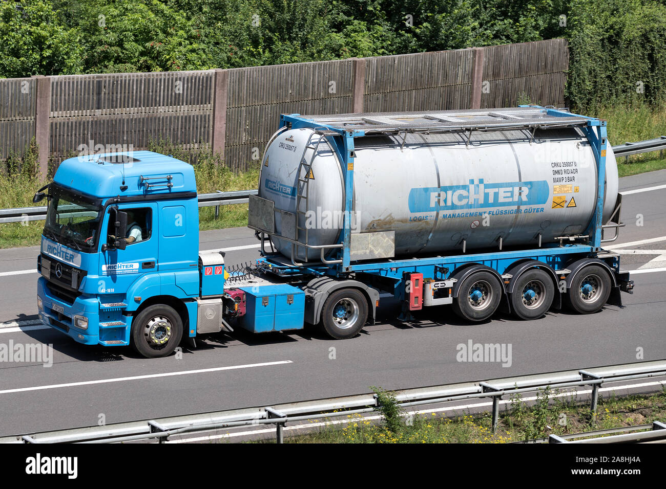 Richter carrello su autostrada. Curt Richter è uno dei maggiori specialisti in Europa per la logistica dei trasporti di merci liquide. Foto Stock