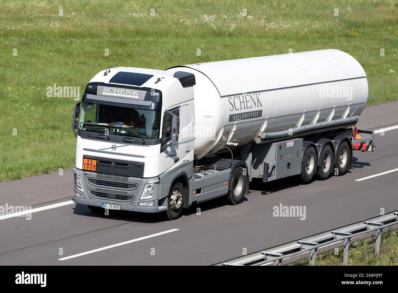 Schenk Volvo FH camion con rimorchio di gas in autostrada. Foto Stock