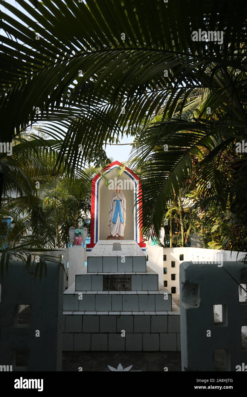 Tomba del gesuita croato Ante missionaria Gabric dietro la Chiesa cattolica in Kumrokhali, West Bengal, India Foto Stock