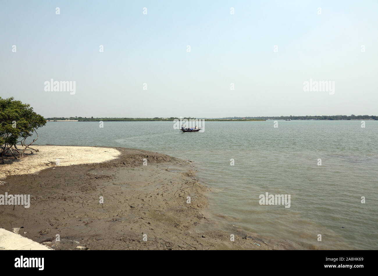 Tradizionale barca da pesca nel delta del Gange fiume nella giungla della Sundarbans National Park, India Foto Stock