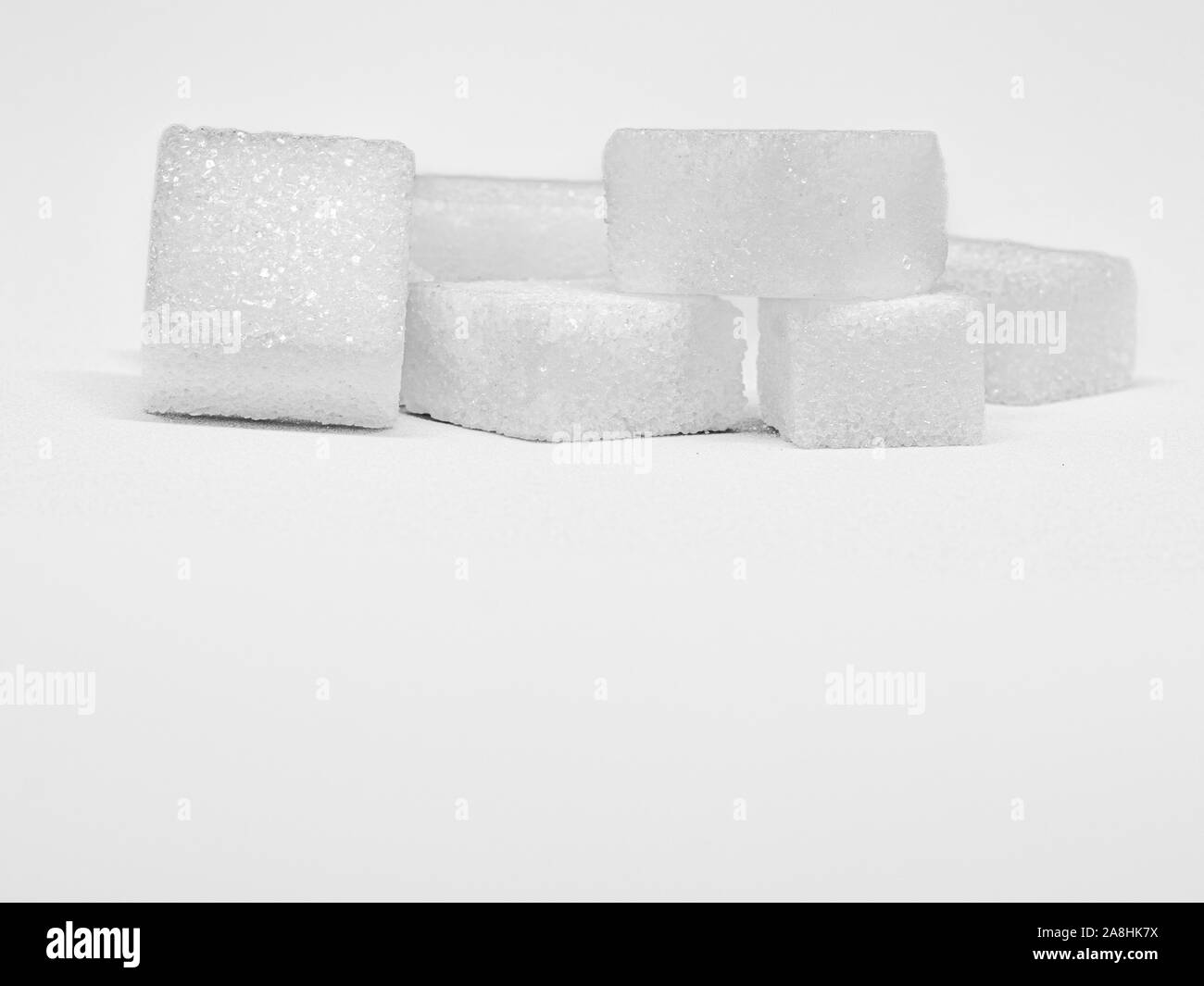 Zollette di zucchero sulla parte superiore di un altro di fronte a diversi colori Foto Stock