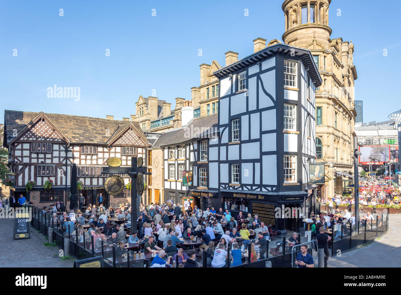 Il vecchio Wellington Pub & Sinclairs Oyster Bar, Exchange Square, Manchester, Greater Manchester, Inghilterra, Regno Unito Foto Stock