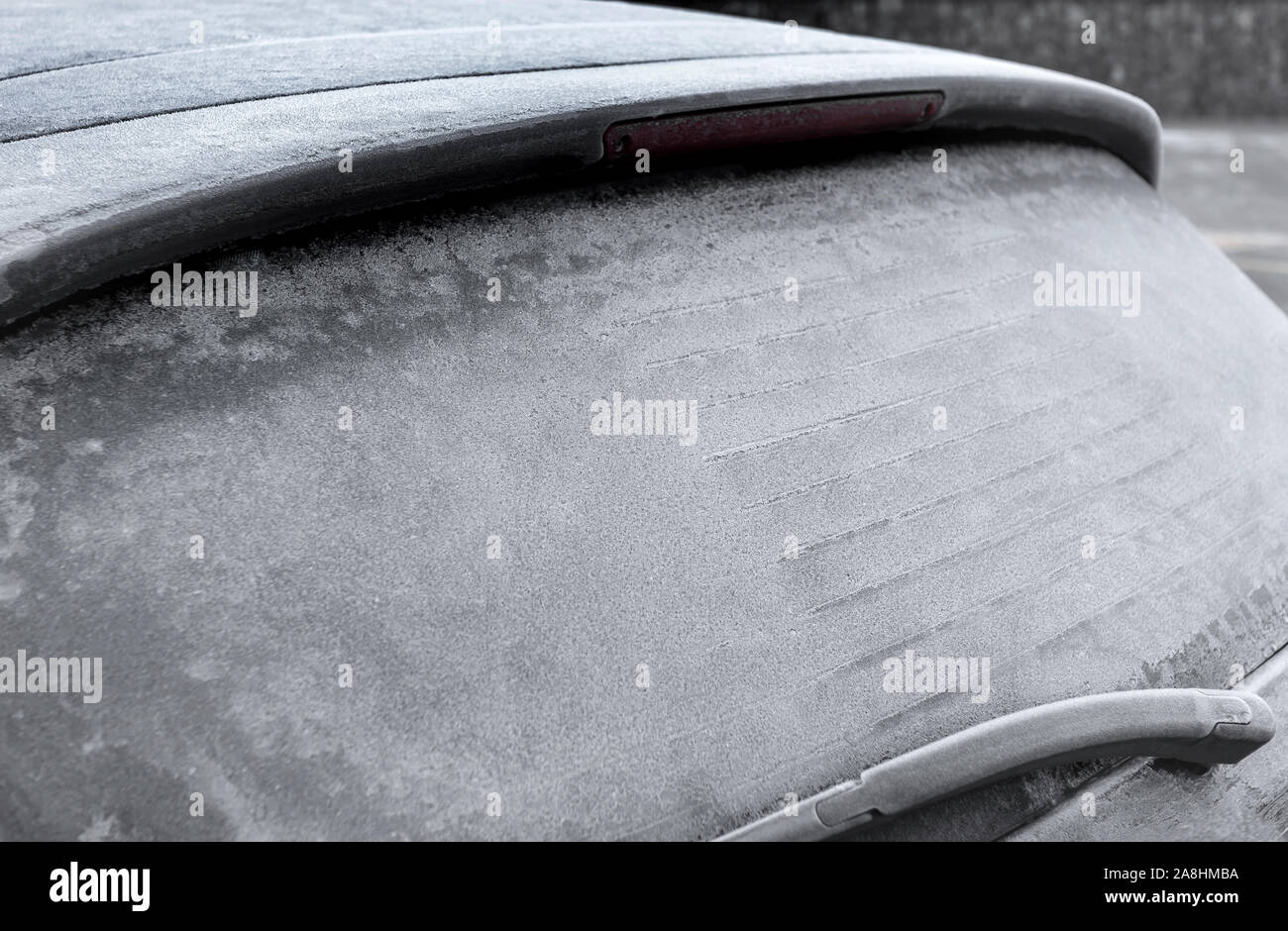 Congelate in ghiaccio nero auto. Brina. Accumulo di ghiaccio. Ideale per i concetti. Foto Stock