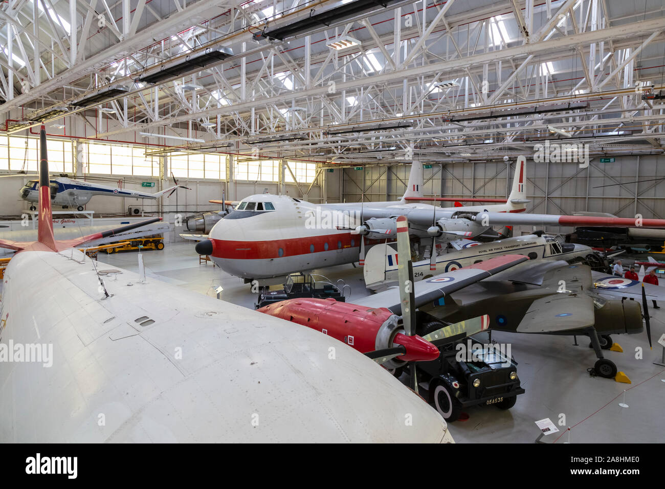 Storico degli aeromobili di RAF alloggiato in Hangar al Museo della RAF Cosford compresi Argosy e Andover Foto Stock