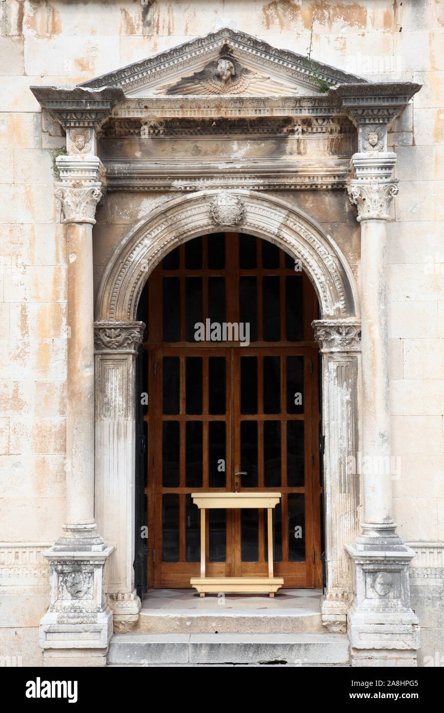 Portale della piccola chiesa vecchia di Dubrovnik Foto Stock