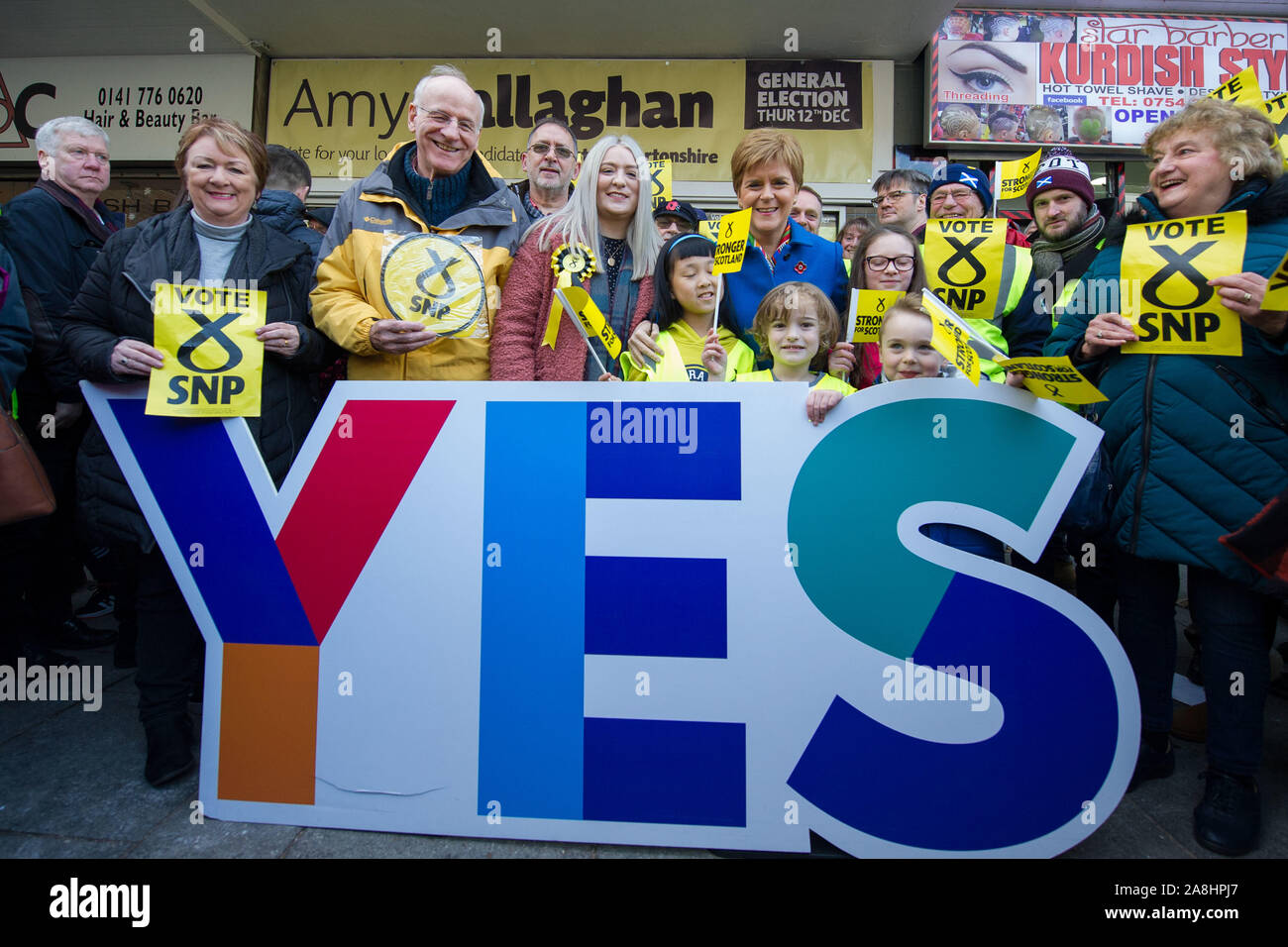 Kirkintilloch, UK. Il 9 novembre 2019. Nella foto: Nicola Storione MSP - Primo ministro di Scozia e il Leader del Partito nazionale scozzese (SNP). Nicola lo storione unisce SNP locale candidato per East Dunbartonshire, Amy Callaghan, e giovani attivisti su Campaign Trail, nella sede attualmente detenute dal leader della Lib Dems ha. Nicola lo storione ha detto: "Non si tratta solo di Brexit che sta prendendo le opportunità da giovani, ma Tory politiche sono letteralmente a breve cambiare loro - e in questa elezione di persone possono votare per cambiare la situazione. Credito: Colin Fisher/Alamy Live News Foto Stock