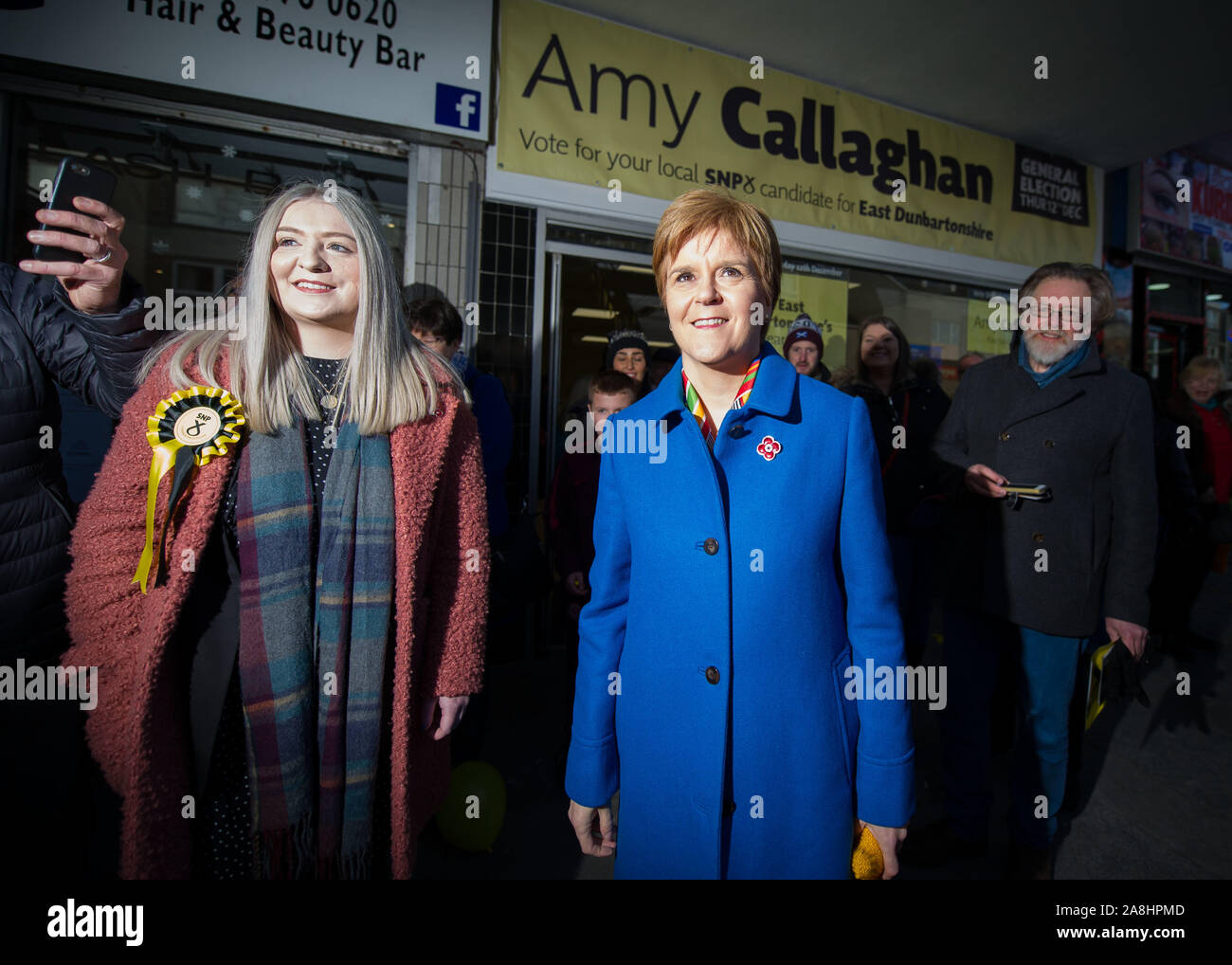 Kirkintilloch, UK. Il 9 novembre 2019. Nella foto: Nicola Storione MSP - Primo ministro di Scozia e il Leader del Partito nazionale scozzese (SNP). Nicola lo storione unisce SNP locale candidato per East Dunbartonshire, Amy Callaghan, e giovani attivisti su Campaign Trail, nella sede attualmente detenute dal leader della Lib Dems ha. Nicola lo storione ha detto: "Non si tratta solo di Brexit che sta prendendo le opportunità da giovani, ma Tory politiche sono letteralmente a breve cambiare loro - e in questa elezione di persone possono votare per cambiare la situazione. Foto Stock