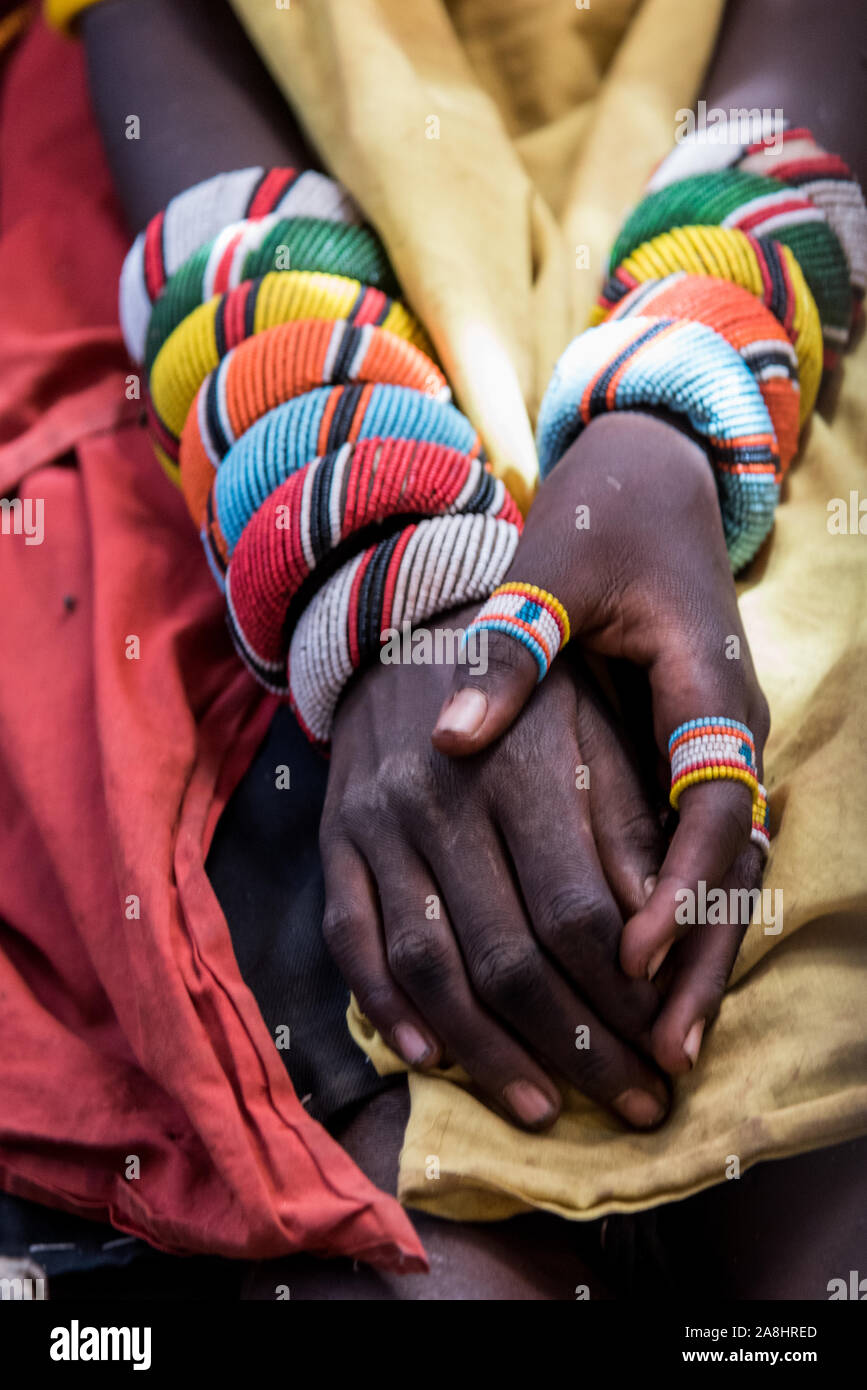 Mano di un Samburu woman in gioielli tradizionali in Kenya Foto Stock