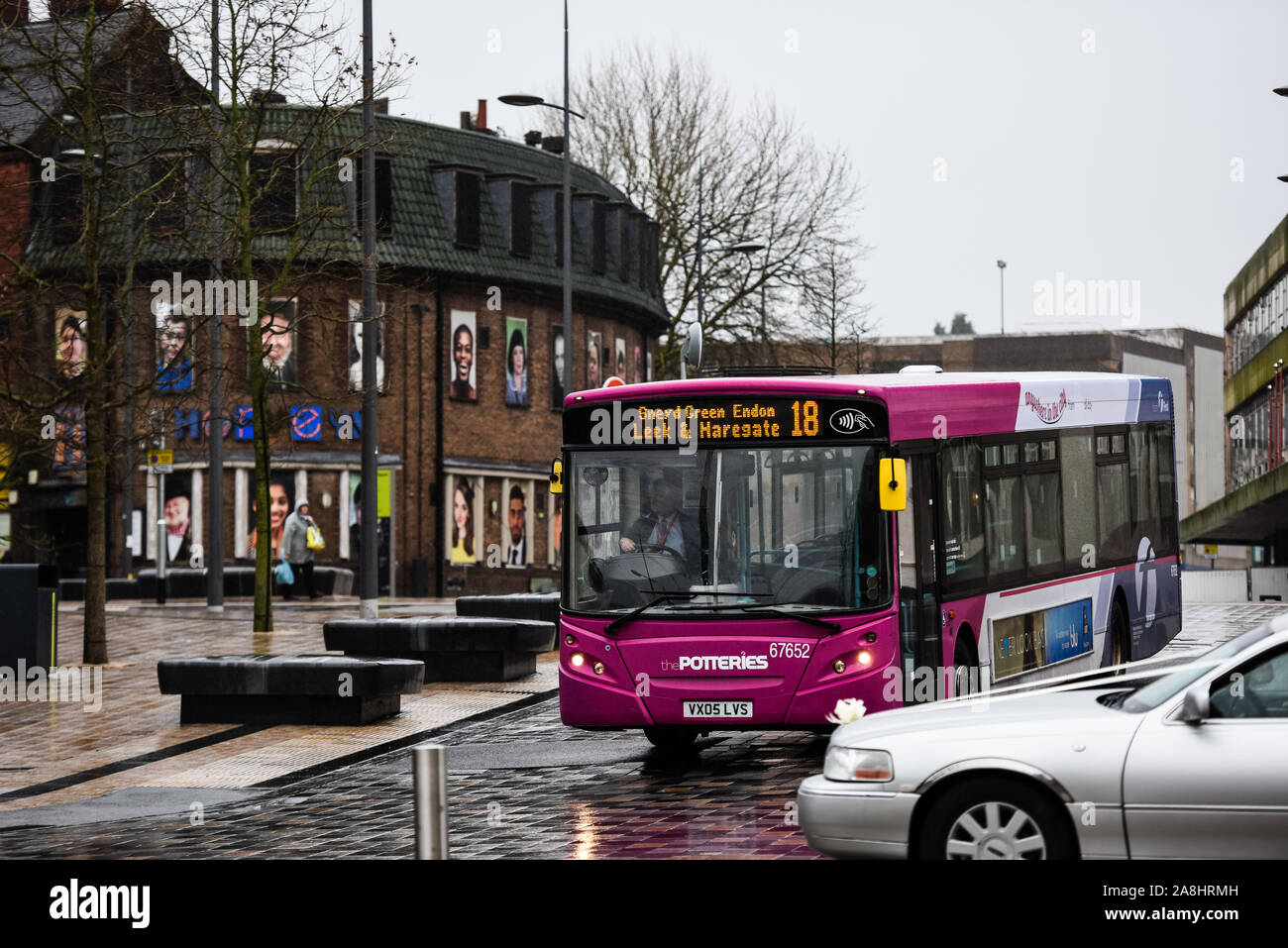 Un autobus pubblici viaggia attraverso Hanley, centro città, Stoke on Trent, Foto Stock