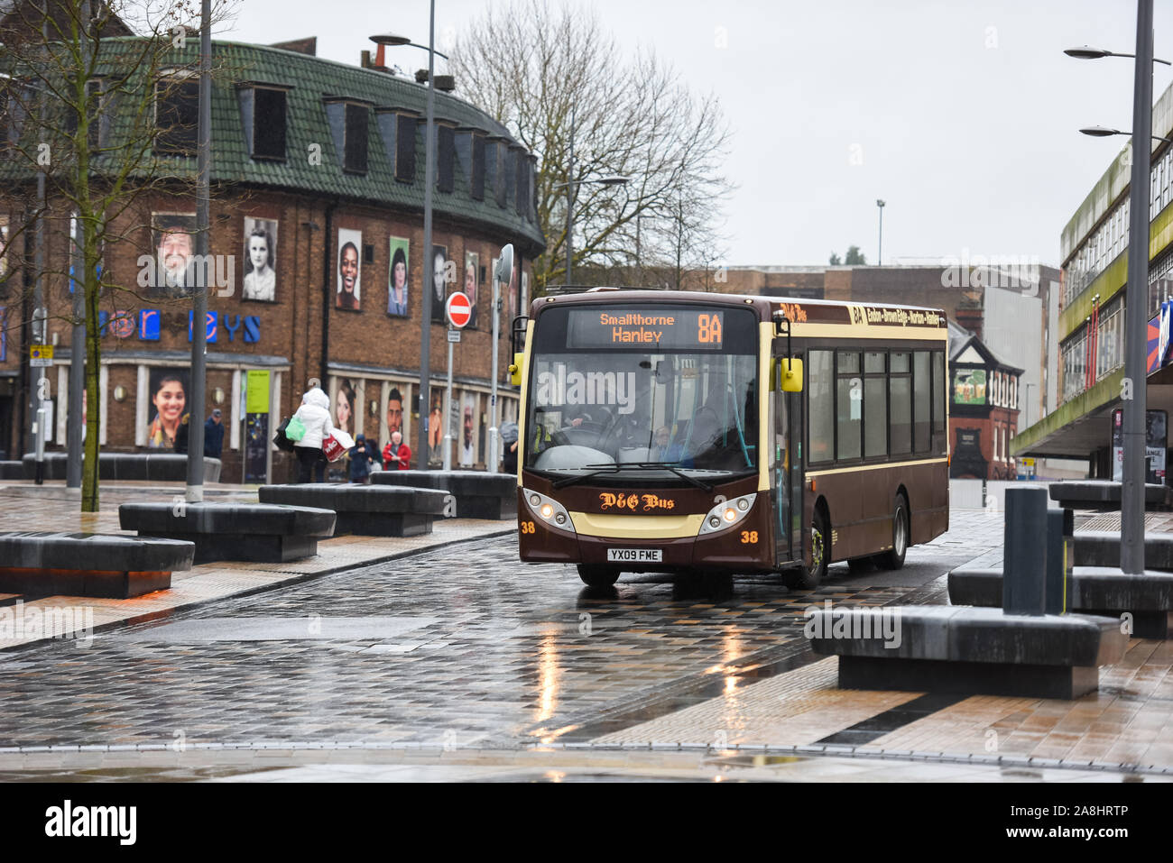 Un autobus pubblici viaggia attraverso Hanley, centro città, Stoke on Trent, Foto Stock