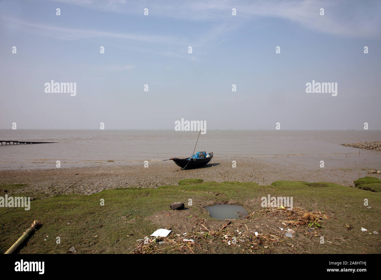 Le barche dei pescatori bloccati nel fango con la bassa marea sulla costa del Golfo del Bengala, India Foto Stock