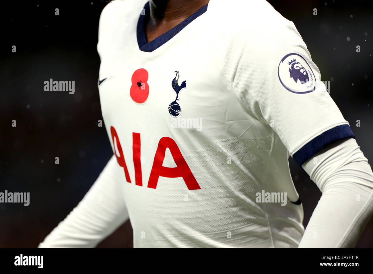 Una vista dettagliata di un papavero su speroni di magliette dei giocatori per onorare il Giorno del Ricordo durante il match di Premier League a Tottenham Hotspur Stadium, Londra. Foto Stock
