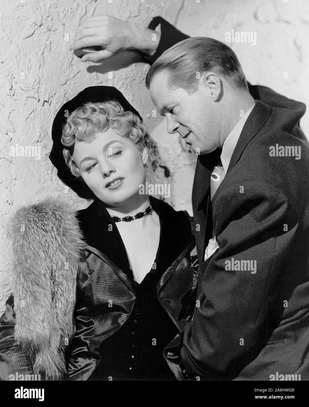 SHELLEY WINTERS E DAN DURYEA in JOHNNY STOOL PIGEON (1949), diretto da William Castle. Credito: Universal Pictures / Album Foto Stock