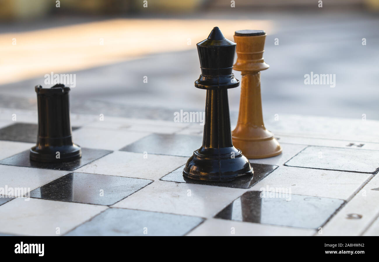 Scacco matto in una strategica partita a scacchi in un parco. Foto Stock