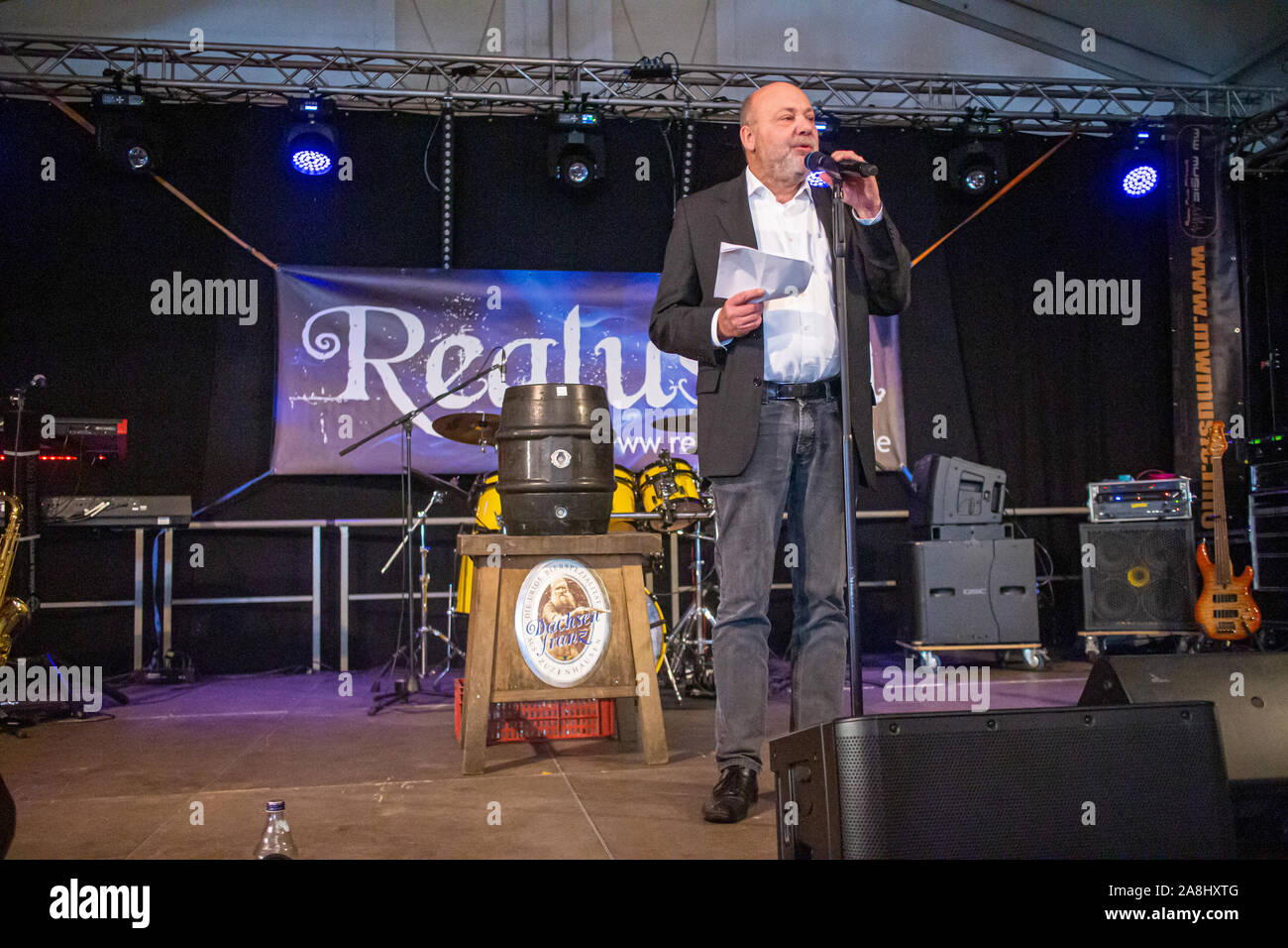 NECKARGEMÜND, Germania - 8 Novembre 2019: il sindaco della città di Neckargemünd, Frank Volk, al funzionario opnening del 475. Il festival tradizionale Foto Stock
