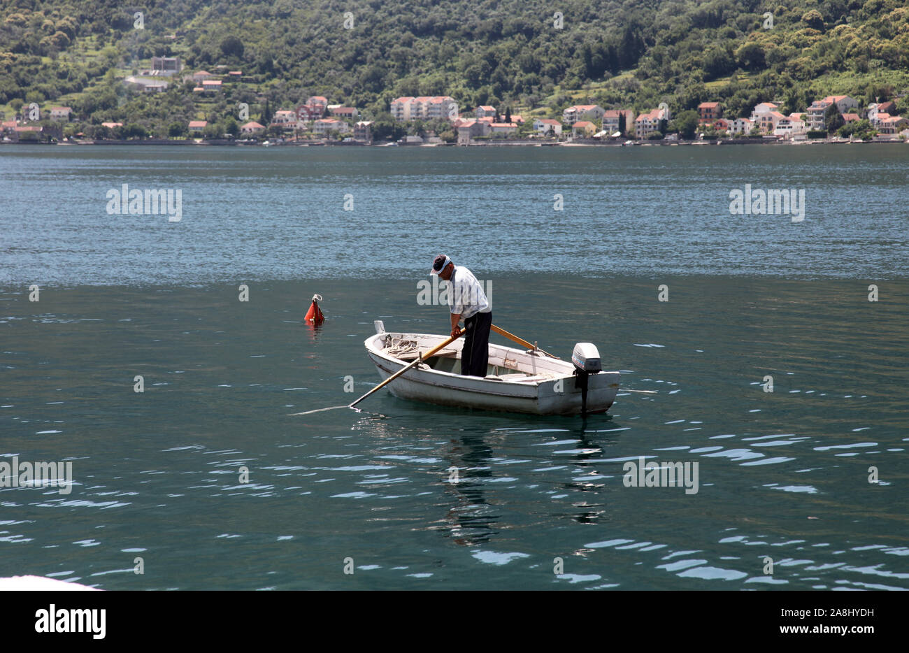 I pescatori in una barca a guardare le loro reti, Perast, Montenegro Foto Stock