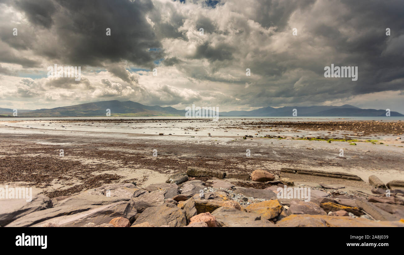 Nuvole temporalesche su Brandon Bay, penisola di Dingle, nella contea di Kerry, Irlanda Foto Stock
