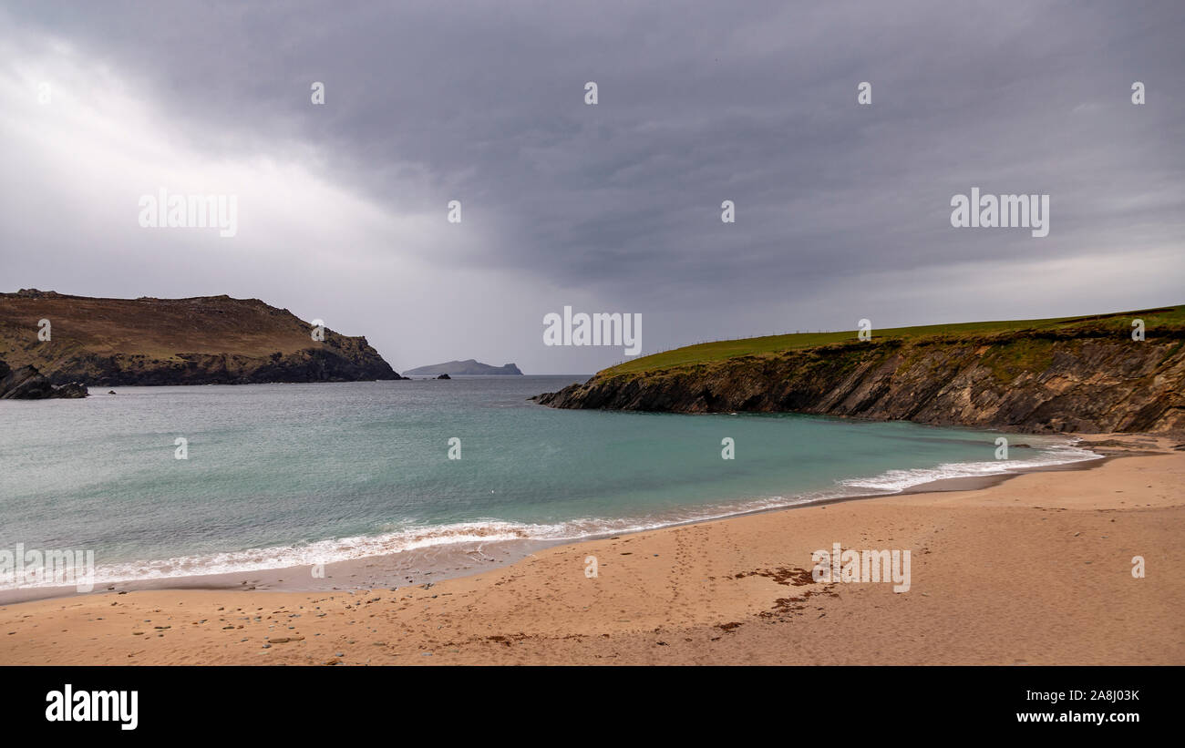 Nuvole temporalesche su Clogher Strand, penisola di Dingle, nella contea di Kerry, Irlanda Foto Stock