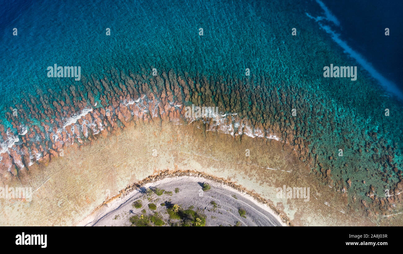 In barca a vela con catamarano in arcipelago delle Tuamotu Polinesia francese - Vista aerea della laguna da fuco Foto Stock