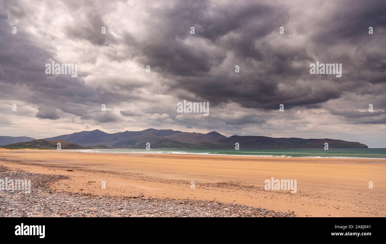 Nuvole temporalesche su Stradbally Strand, penisola di Dingle, nella contea di Kerry, Irlanda Foto Stock